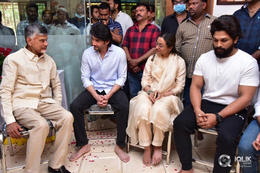 Celebrities-pay-homage-to-superstar-Krishna